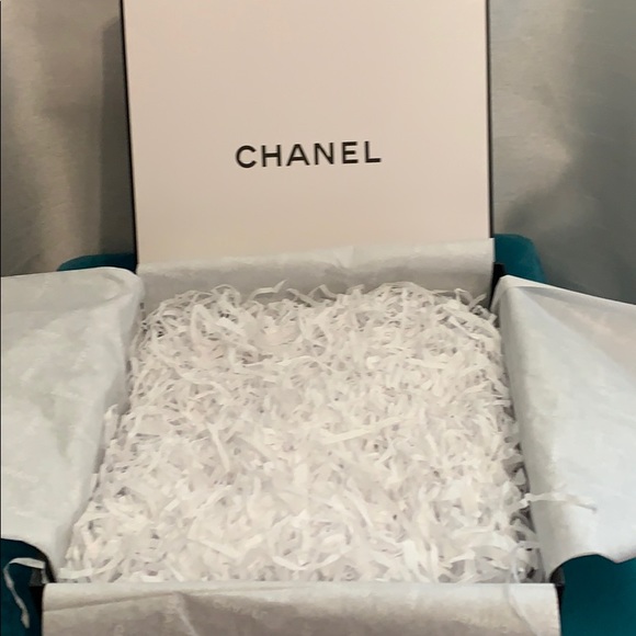 CHANEL Gift Box - Picture 6 of 7